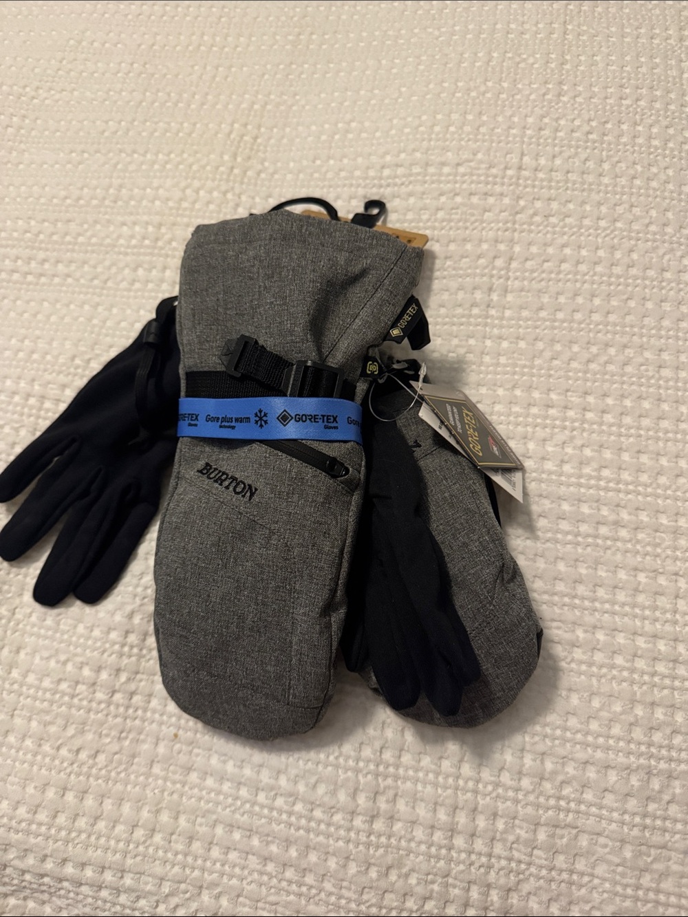 Burton Gray and Black GORE-TEX women’s Mittens with Inner Gloves. new with tags